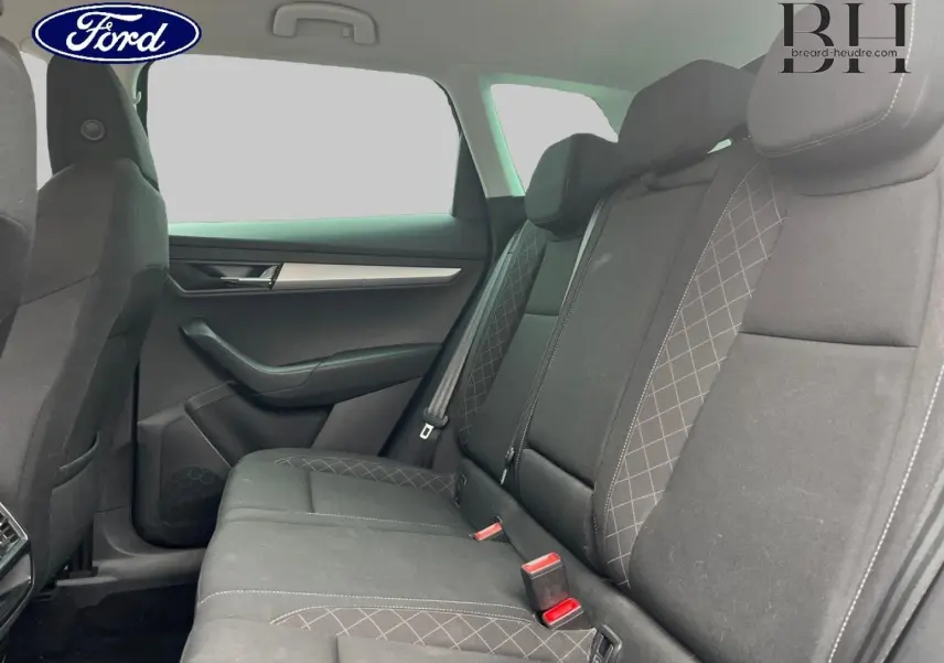 Vue intérieure de la banquette arrière en tissu gris avec motifs losanges du Skoda Karoq, côté droit visible.