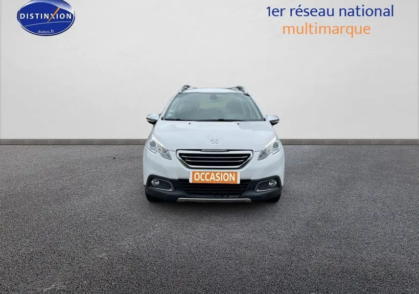 Peugeot 2008 blanc nacré vue de face, mettant en valeur sa calandre et ses phares distinctifs.