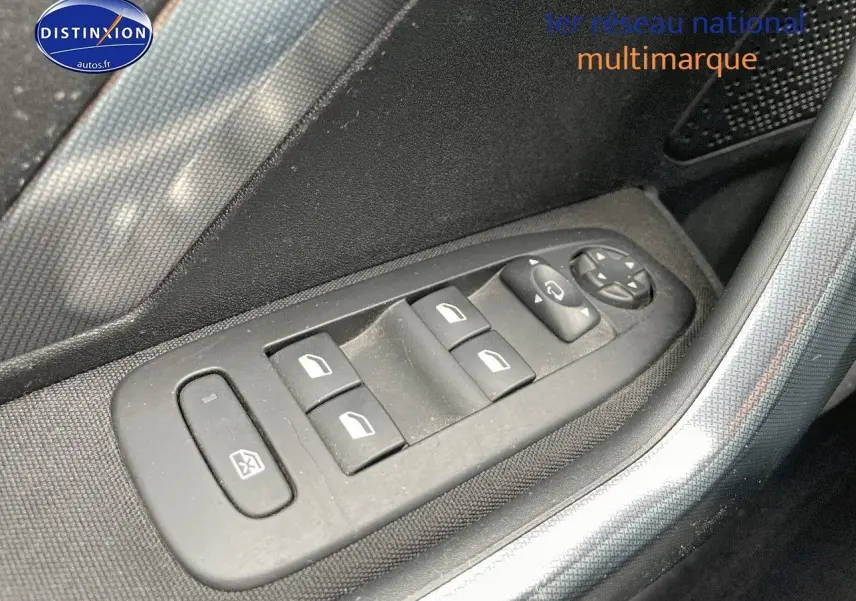Gros plan sur les commandes des vitres électriques côté conducteur d'un Peugeot 2008 blanc nacré, finition Allure.