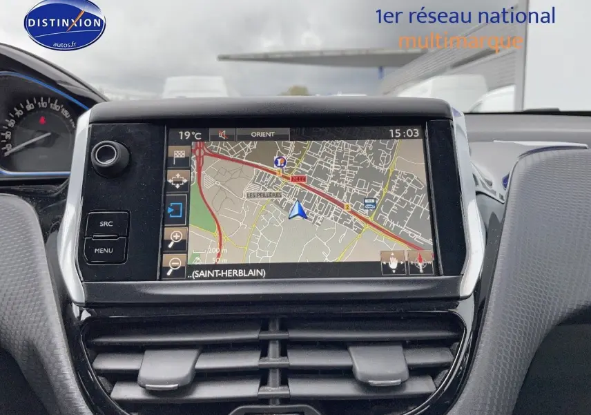 Écran GPS central du tableau de bord d'une Peugeot 2008 blanc nacré, vue intérieure frontale.