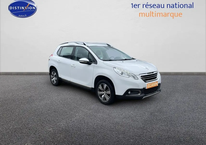 Peugeot 2008 blanc nacré en 3/4 avant droit, avec toit ouvrant et jantes alliage visibles sur parking.