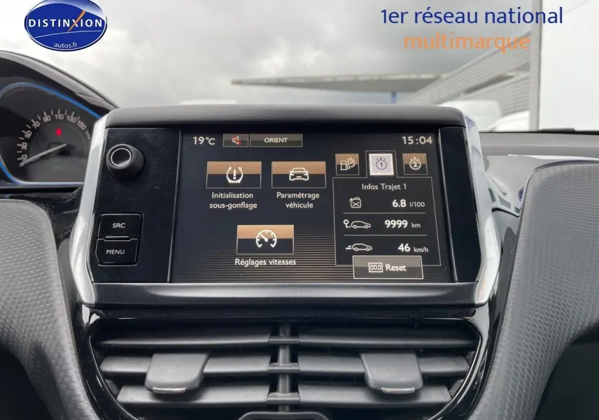 Tableau de bord de Peugeot 2008 blanc nacré, vue frontale centrée sur l'écran tactile et les commandes climatiques.