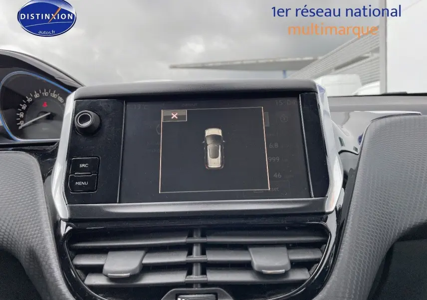 Écran tactile central affichant la vue 360° de la Peugeot 2008 blanc nacré, intérieur avec tableau de bord moderne.