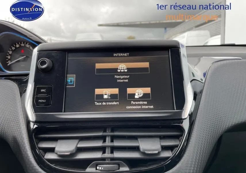 Vue rapprochée de l'écran tactile central du tableau de bord d'une Peugeot 2008 blanc nacré, affichant le navigateur internet.