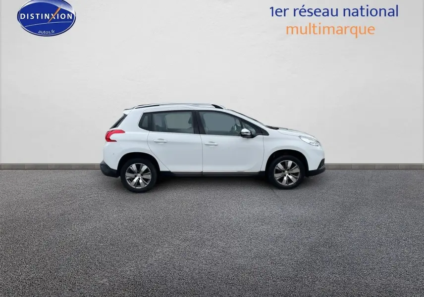 Profil côté gauche d'un Peugeot 2008 blanc nacré de 2015, finition Allure, sur fond neutre avec logo Distinxion.
