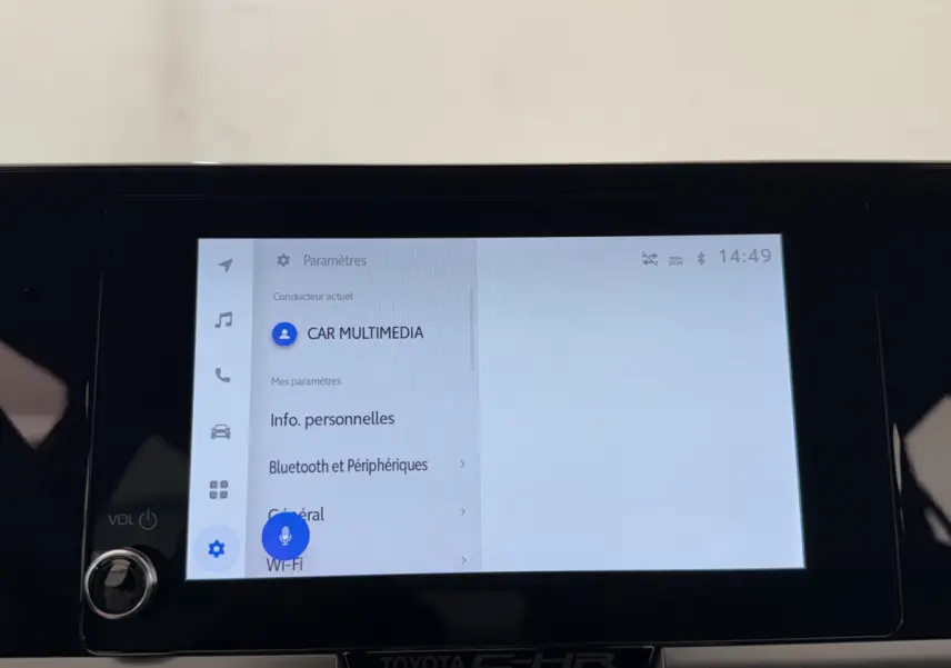 Écran tactile central du Toyota C-HR blanc 2024 affichant les paramètres multimédia et Bluetooth.
