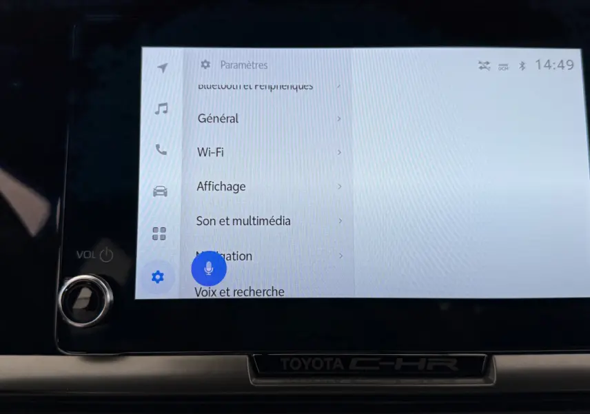 Écran tactile central du Toyota C-HR 1.8 Hybride 2024 affichant les paramètres de connectivité et multimédia.