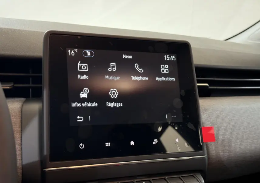 Écran tactile central affichant le menu multimédia dans l'habitacle d'une Renault Clio gris clair de 2025.