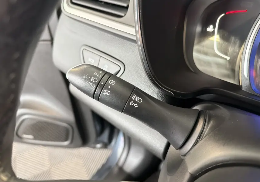 Gros plan sur la commande des feux et clignotants du Renault Kadjar 1.5 dCi gris, intérieur côté gauche.
