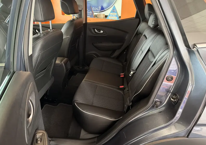 Vue intérieure côté droit des sièges arrière en tissu et cuir noir du Renault Kadjar gris, avec ceinture de sécurité visible.
