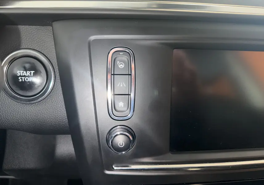 Détail intérieur du tableau de bord du Renault Kadjar 2016, montrant les boutons de démarrage et d’assistance au conducteur.