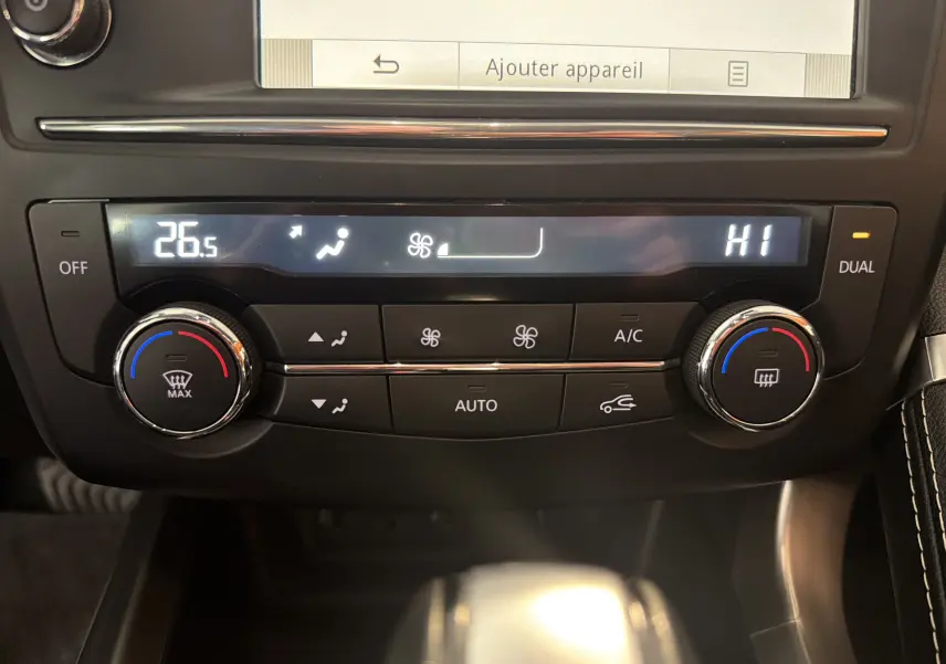 Détail de la console centrale du Renault Kadjar 2016, affichant la climatisation automatique à 26,5°C avec commandes rotatives.