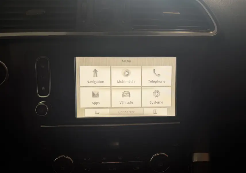 Écran tactile central de la Renault Kadjar 2016 affichant le menu principal avec options navigation, multimédia et téléphone.