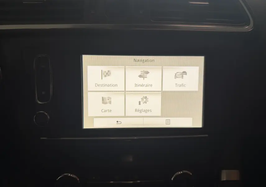 Écran tactile du système de navigation du Renault Kadjar 2016 affichant les options Destination, Itinéraire, Trafic, Carte et Réglages.