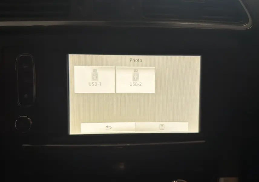 Écran tactile central du Renault Kadjar 2016 affichant les options USB-1 et USB-2 en intérieur noir.