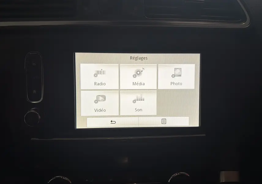 Écran tactile central du Renault Kadjar gris 2016 affichant le menu Réglages avec options Radio, Média, Photo, Vidéo et Son.