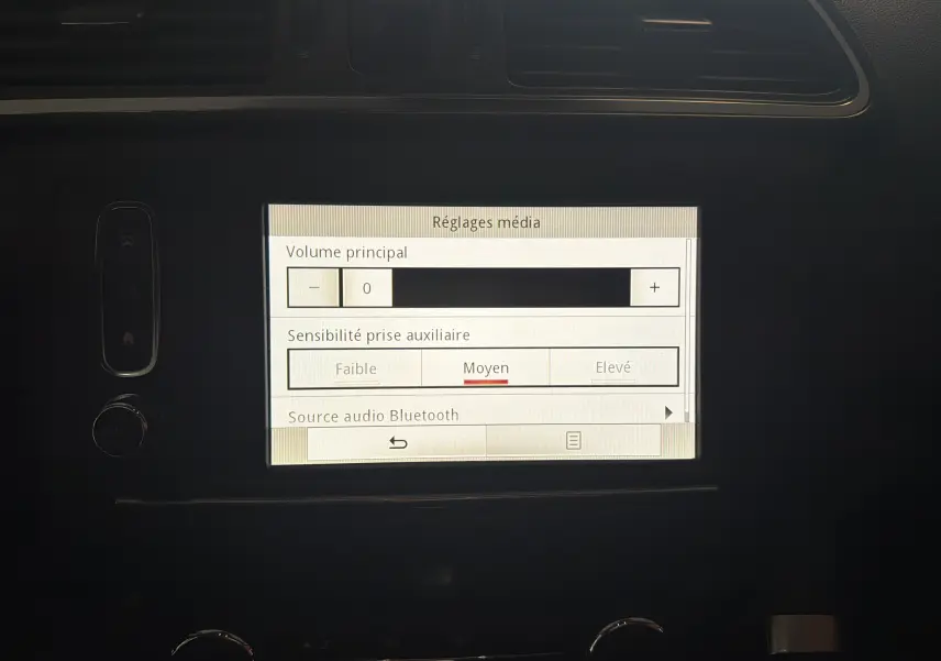 Écran tactile central du Renault Kadjar 2016 affichant les réglages média avec volume et sensibilité Bluetooth.