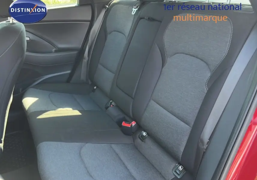 Vue intérieure des sièges arrière en tissu gris et noir du Hyundai i30 SW 2023, avec portières et ceintures visibles côté droit.