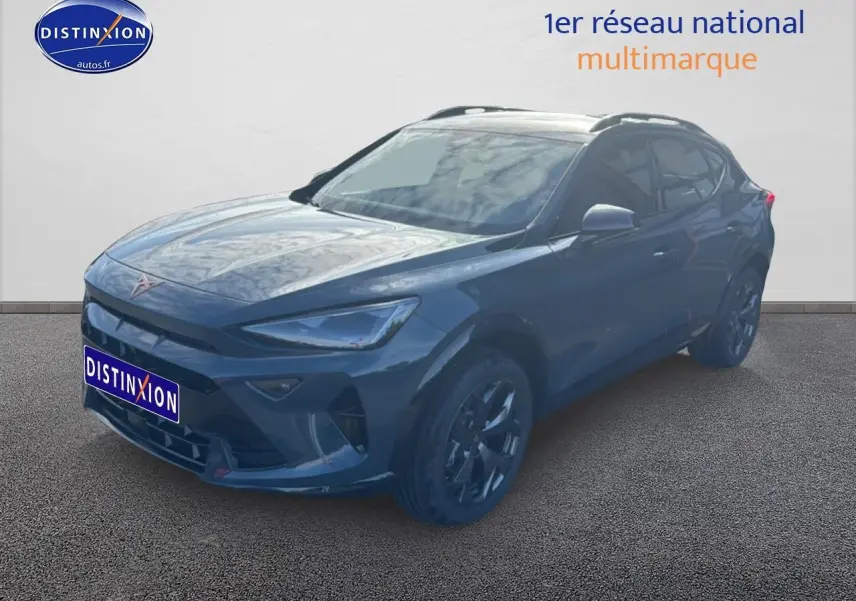 Vue 3/4 avant droit d'un CUPRA Formentor bleu fjord avec jantes 18 pouces et barres de toit noires.
