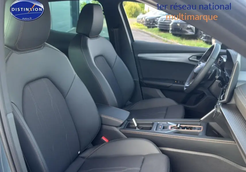 Intérieur de la CUPRA Formentor 1.5 etsi hybrid 2026 vu côté droit, sièges sport noirs avec surpiqûres contrastées.