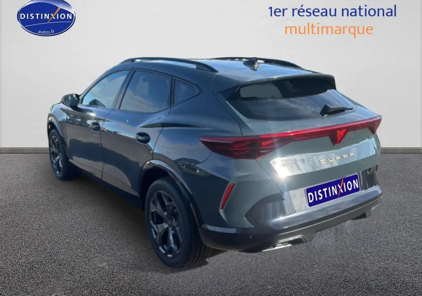 Vue 3/4 arrière droite d'un CUPRA Formentor bleu fjord avec feux arrière LED et jantes 18 pouces noires.
