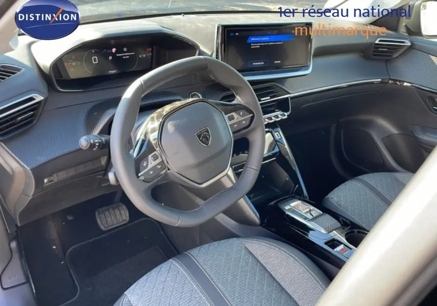 Vue intérieure côté conducteur du Peugeot 208 Hybrid 110ch Allure, avec volant compact et tableau de bord numérique.