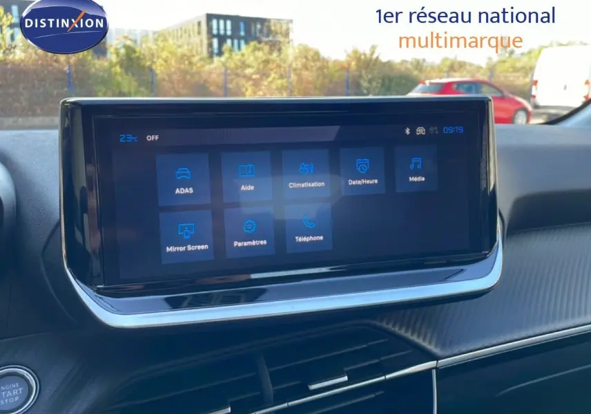 Écran tactile central du tableau de bord de la Peugeot 208 noire, affichant les options de climatisation et multimédia.