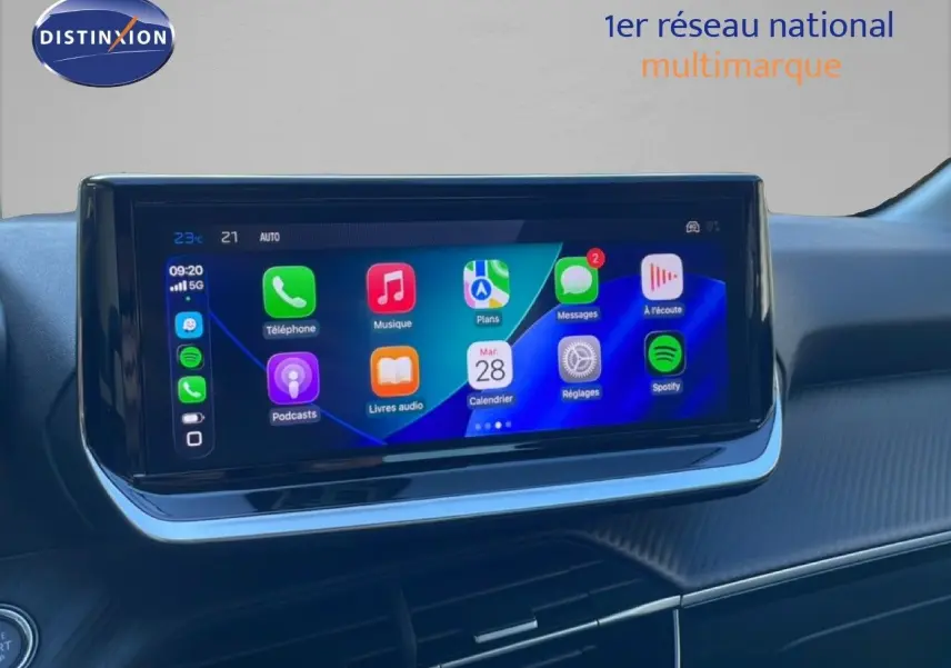 Écran tactile central affichant les applications connectées dans l’habitacle d’une Peugeot 208 noire, vue de face.