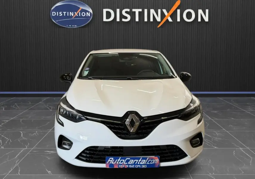 Renault Clio V blanche vue de face, mettant en valeur la calandre noire et les phares LED distinctifs.