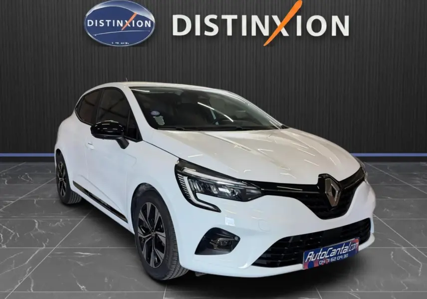 Renault Clio V blanche vue 3/4 avant droit, avec jantes noires bicolores et détails noirs contrastants.