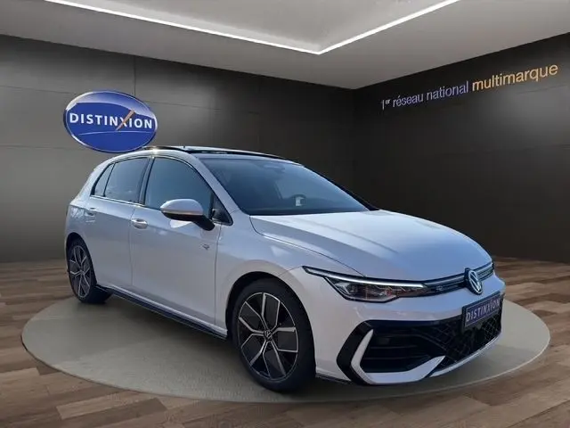 Volkswagen Golf 2.0 TDI R-Line blanc vue 3/4 avant droit avec toit panoramique et jantes noires distinctives.