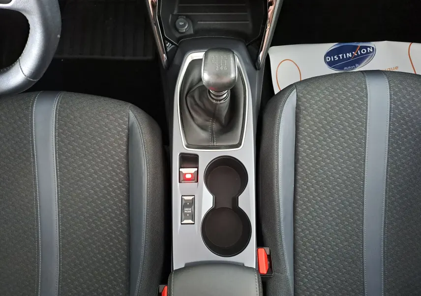 Vue plongeante sur la console centrale et les sièges noirs du Peugeot 2008 1.2 PureTech 100 Allure de 2020.