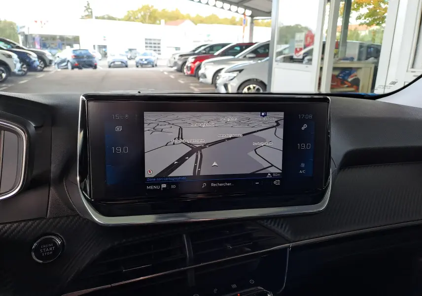 Vue intérieure centrée sur l'écran tactile du système de navigation du Peugeot 2008 1.2 PureTech 100 Allure.