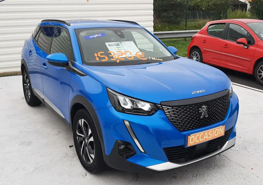 Peugeot 2008 bleu Vertigo en 3/4 avant droit, avec calandre noire et phares LED distinctifs, en vente occasion.