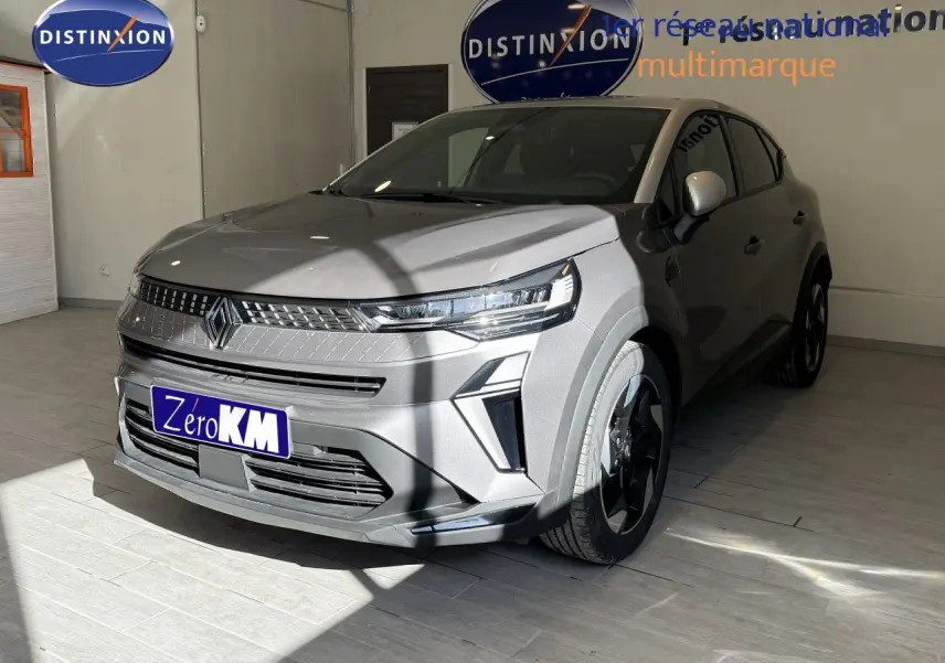Renault Captur 1.6 E-Tech Full Hybrid 145ch en gris cassiopée métal, vue 3/4 avant droit en intérieur showroom.
