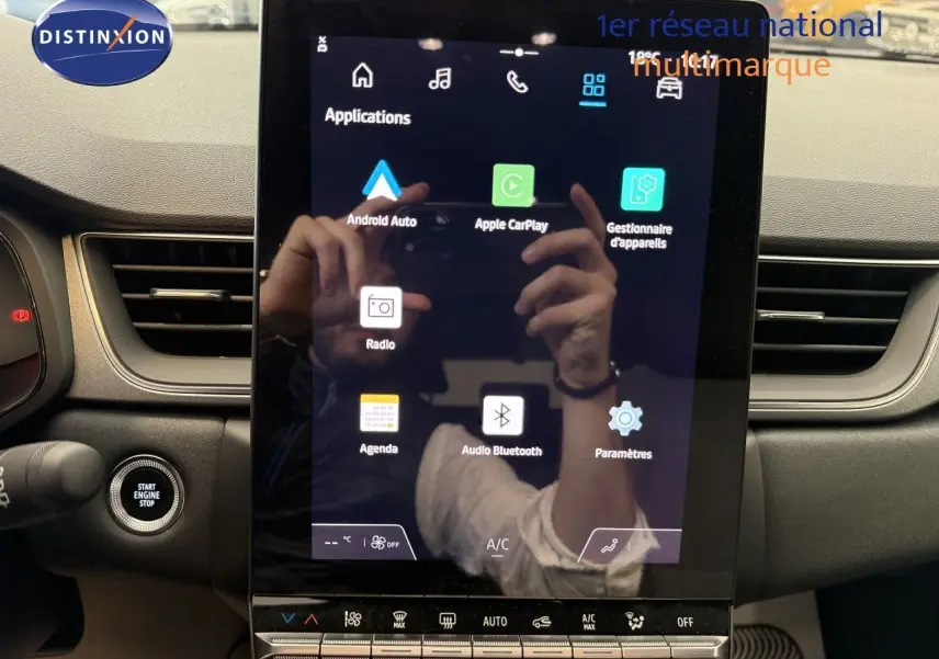 Écran tactile central du tableau de bord du Renault Captur 2025, affichant les applications connectées.