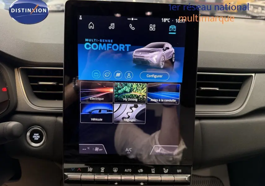 Écran tactile central du tableau de bord du Renault Captur gris cassiopée, affichant le mode de conduite Comfort.