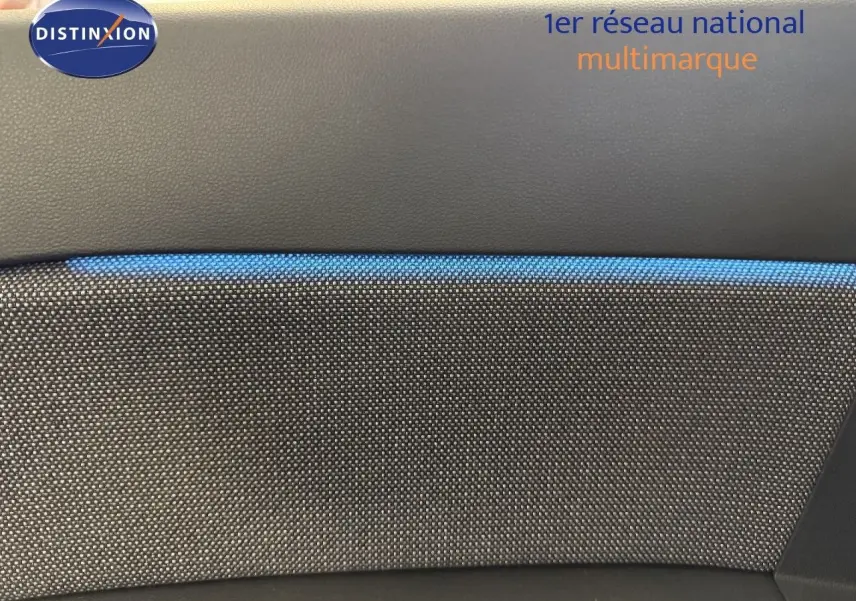 Vue latérale droite du Renault Captur 2025 gris Cassiopée métal avec toit gris, mettant en valeur ses lignes modernes et son design bicolore.