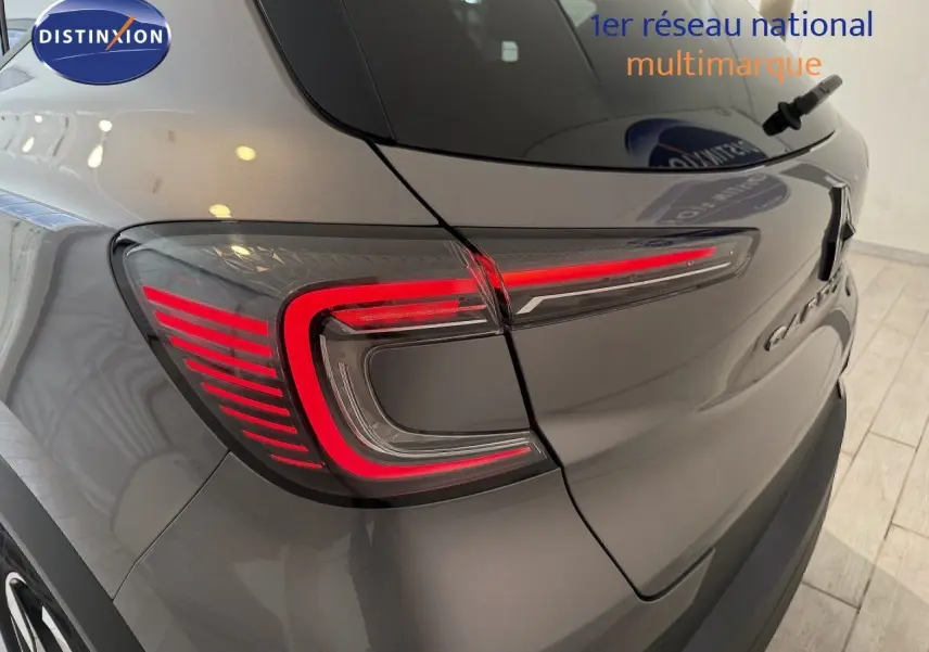 Feu arrière droit allumé sur Renault Captur gris cassiopée métal avec toit gris, vue rapprochée de l'arrière droit.