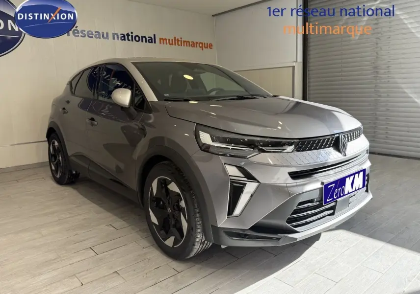 Renault Captur 2025 gris cassiopée métal, vue 3/4 avant droit, avec jantes biton et calandre moderne lumineuse.
