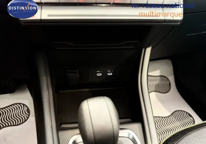 Le levier de vitesses automatique en gros plan au centre de la console d'une Renault Captur gris cassiopée 2025.