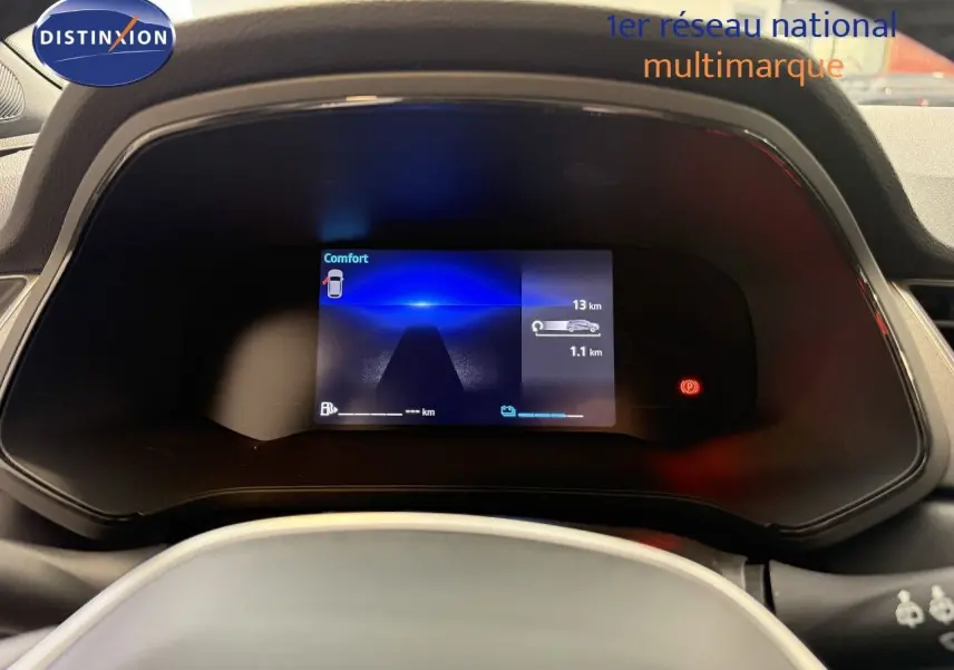 Vue rapprochée du tableau de bord numérique du Renault Captur 2025, affichage en mode confort, sans couleur extérieure visible.