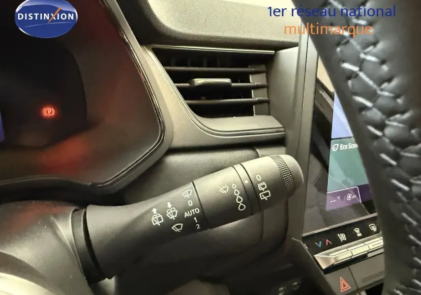 Gros plan sur la commande d’essuie-glace côté gauche du tableau de bord du Renault Captur gris Cassiopée 2025.