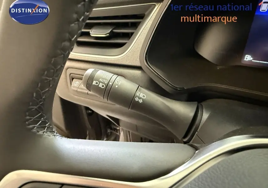 Gros plan sur la manette de clignotant et éclairage du tableau de bord du Renault Captur gris Cassiopée 2025.