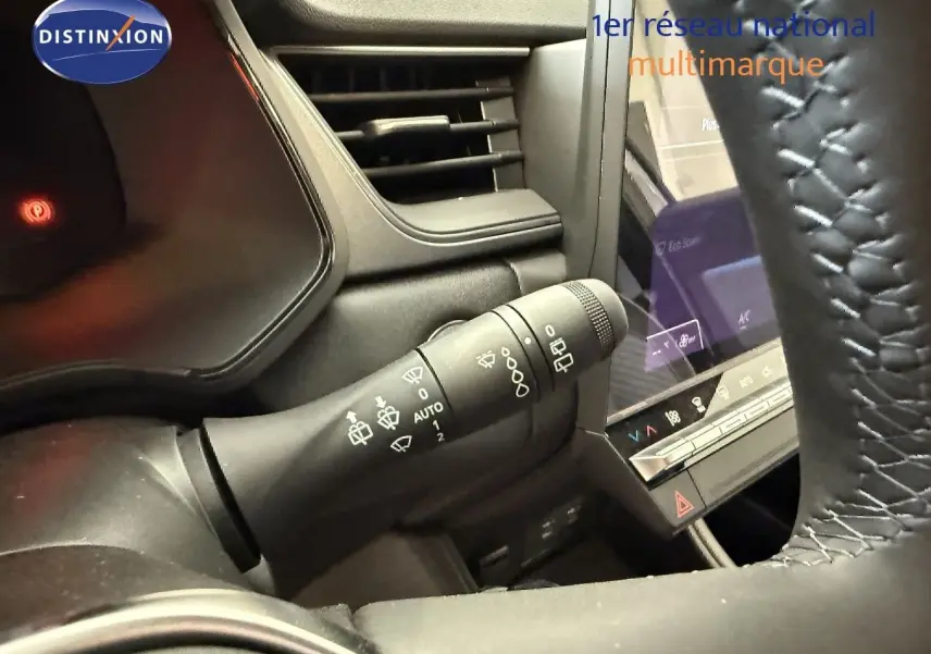 Gros plan sur la commande d’essuie-glace à gauche du volant du Renault Captur gris Cassiopée 2025.