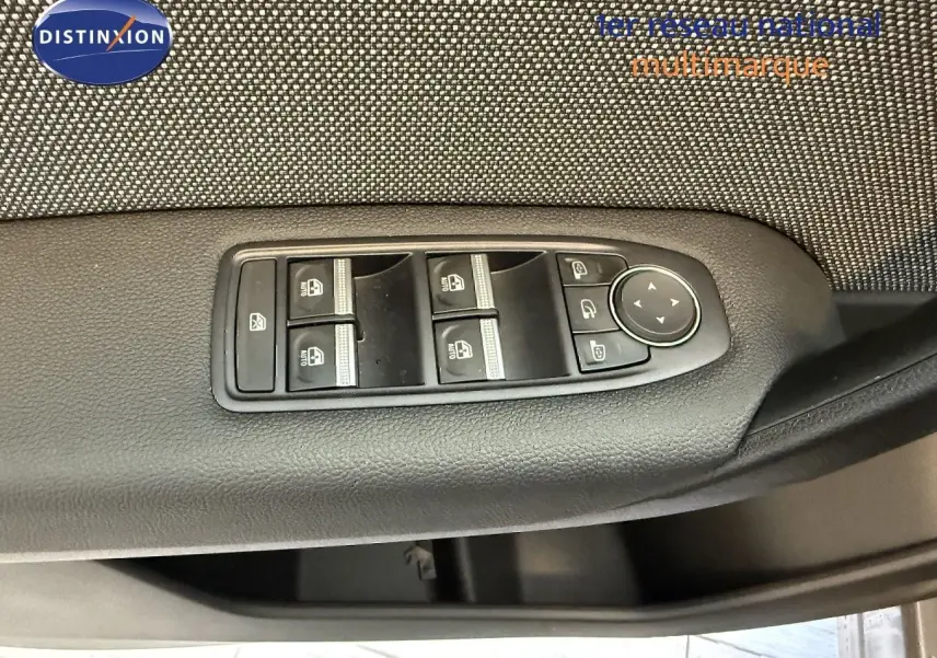 Panneau de commandes des vitres électriques et rétroviseurs sur la portière côté gauche d’un Renault Captur 2025.