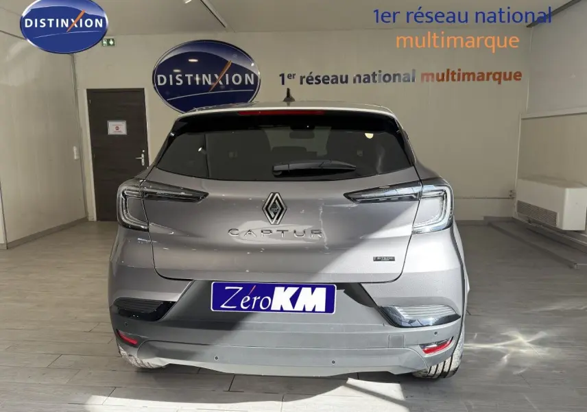 Vue arrière du Renault Captur gris Cassiopée métal avec toit gris, mettant en valeur ses feux LED et son badge E-TECH hybride.