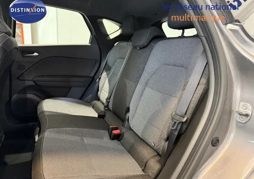 Vue intérieure côté droit sur la banquette arrière gris clair et gris foncé du Renault Captur 2025 avec porte ouverte.