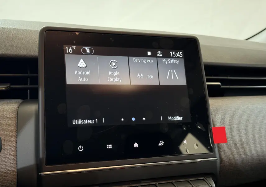 Écran tactile central affichant Android Auto et Apple CarPlay dans le tableau de bord gris clair de la Renault Clio 2025