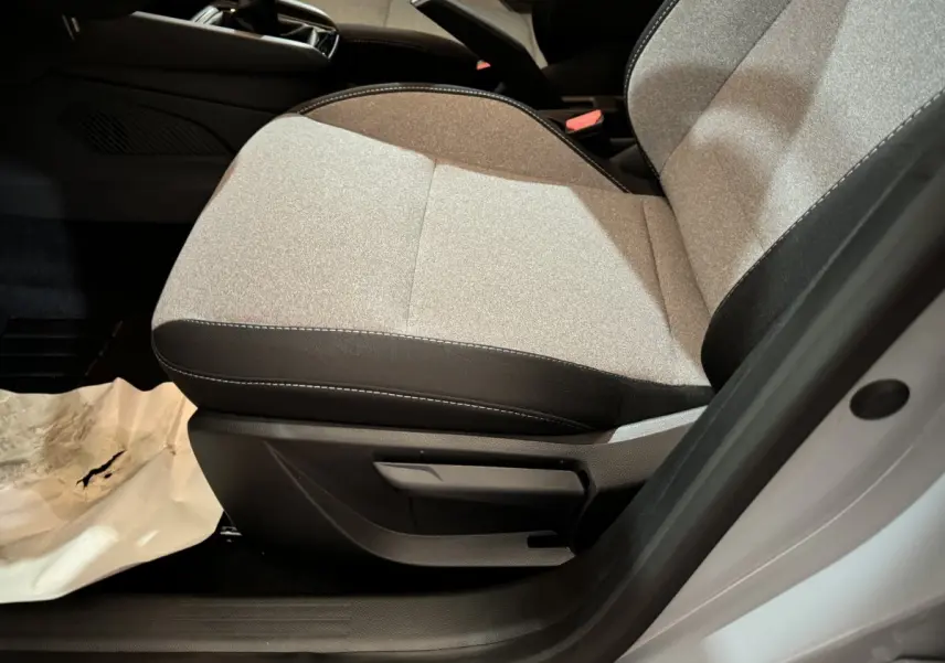 Gros plan sur le siège avant droit gris clair de la Renault Clio Evolution Blue dCi 100 -25, intérieur sobre et moderne.